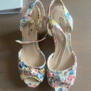 * Size 9 * Montego Bay Club Flora Espadrille Wedge